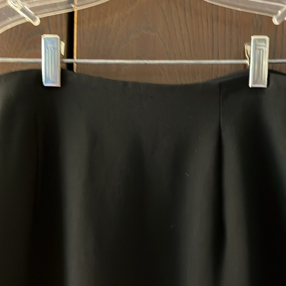 Jones New York basic black maxi skirt. Size 6 - Picture 2 of 7